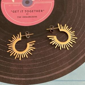 Retro Inspired Starburst earrings - gold